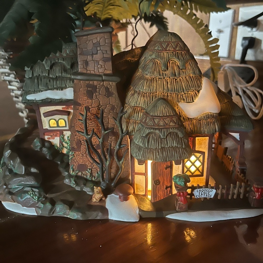 Department 56 Cozy Cottage with Warm Lights dickens village Crooked fence Cottag
